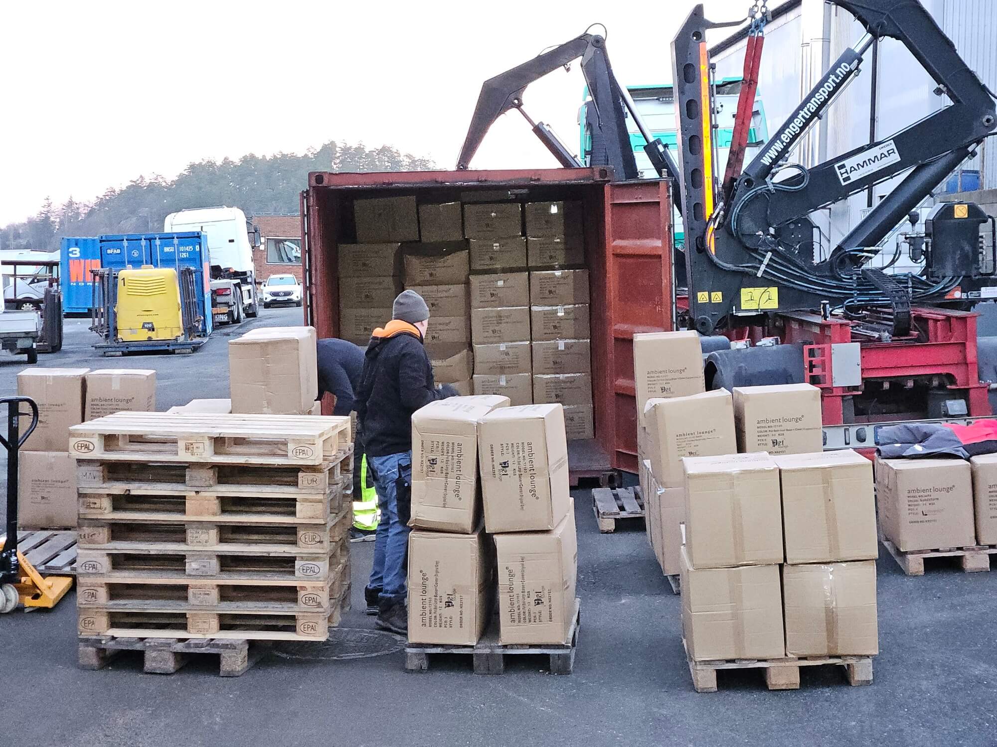 Containerlossing på lager